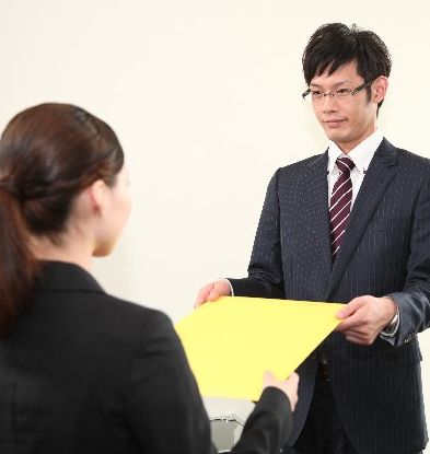 朝日新聞の「学歴不問」はホント? 大学欄を「修正液で消す」けど「学部名までは消さない」